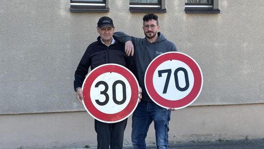 Jürgen und Sven Klein vor dem Jesinger Hof. Foto: Iris Häfner