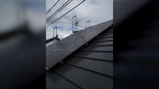 Mit einer Photovoltaikanlage auf dem eigenen Dach produzieren Anlagenbetreiber ihren eigenen Strom, senken ihre Energiekosten un