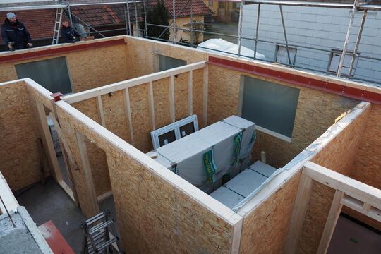 Nachhaltig, flexibel und energieeffizient: Im Holzrahmenbau entstehen leichte, stabile und gut gedämmte Gebäude. Ideal für moder