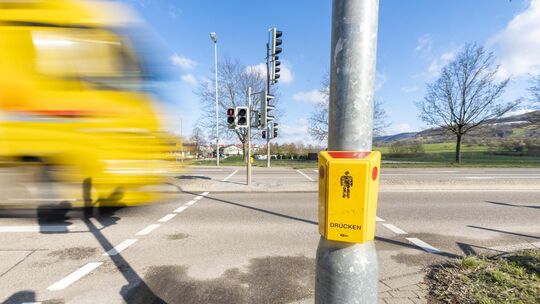 Die Fußgängerampel an der B465 in Dettingen Richtung Schlossberghalle und dem Sportplatz ist defekt. Foto: Carsten Riedl