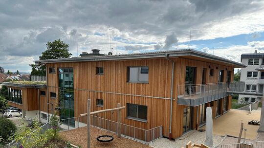 Holzbau Jakob bietet maßgeschneiderte Lösungen, die die Fassade aufwerten und gleichzeitig vor Witterungseinflüssen schützt. Holzbau Jakob bietet maßgeschneiderte Lösungen, die die Fassade aufwerten und gleichzeitig vor Witterungseinflüssen schützt.