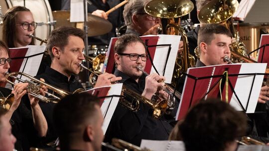 Das rund 70-köpfige Ensemble präsentierte ein vielseitiges musikalisches Programm. Foto: Marin Braun