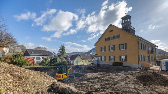 Bei den Erdarbeiten zur Erweiterung des Rathauses in Owen sind Mauerreste gefunden worden. Foto: Carsten Riedl
