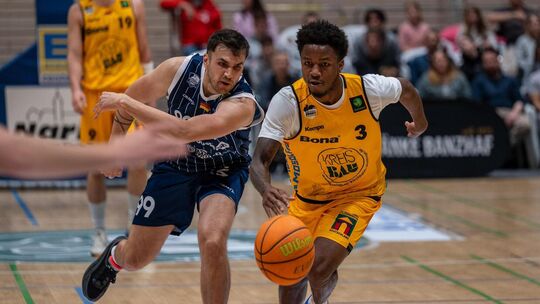 Chuck Harris (rechts) und die Knights wollen ihren fünften Tabellenplatz festigen. Foto: Silas Kunz
