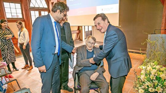 Der frühere baden-württembergische Ministerpräsident und EU-Kommissar Günther Oettinger und OB Matthias Klopfer würdigten den Es