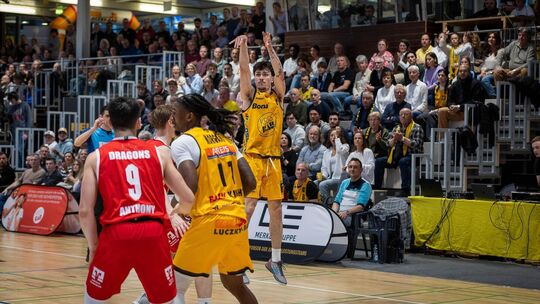 Der große Wurf ist ausgeblieben: Tyrel Maurice Morgan (11) und Gian Aydinoglu (4) haben mit den Knights gegen die Dragons verlor