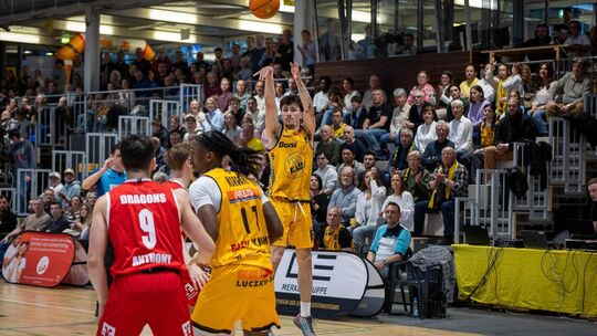 Der große Wurf ist ausgeblieben: Tyrel Maurice Morgan (11) und Gian Aydinoglu (4) haben mit den Knights gegen die Dragons verlor Der große Wurf ist ausgeblieben: Tyrel Maurice Morgan (11) und Gian Aydinoglu (4) haben mit den Knights gegen die Dragons verlor