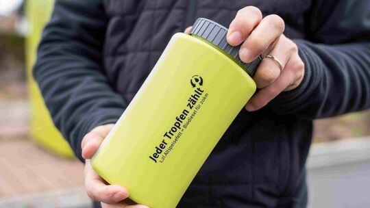 „Jeder Tropfen zählt“: Die Sammelflasche für alte Speiseöle und Fette gibt es im Pfandsystem. Foto: pr