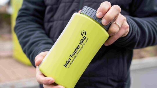 „Jeder Tropfen zählt“: Die Sammelflasche für alte Speiseöle und Fette gibt es im Pfandsystem. Foto: pr