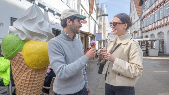 In der Kirchheimer Innenstadt sieht man Straße rauf und Straße runter bunt gefüllte Eiswaffeln. Fotos: Carsten Riedl