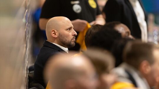 Knights-Teammanager Chris Schmidt sieht trotz der Niederlage gegen die Artland Dragos keinen Grund zur Sorge. Foto: Carsten Ried Knights-Teammanager Chris Schmidt sieht trotz der Niederlage gegen die Artland Dragos keinen Grund zur Sorge. Foto: Carsten Ried