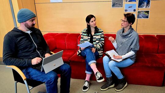 Die Brückenhaus-Schulsozialarbeiter Benedikt Schneeweiß, Ann-Katrin De Benedetto und Katja Schuler (von links) sind an unterschi