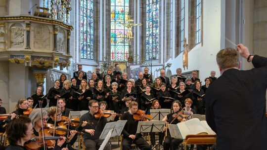 Die Capella Martini und der Kirchheimer Kammerchor unter der Leitung von Ralf Sach. Foto: Fabian Bögershausen