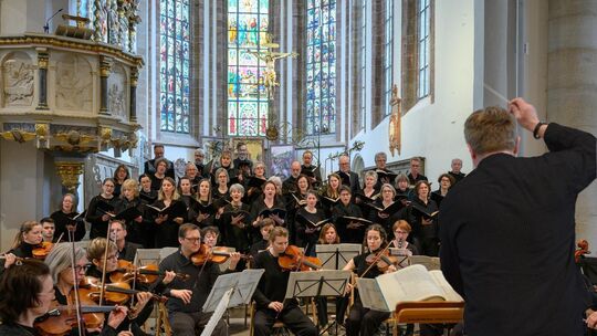 Die Capella Martini und der Kirchheimer Kammerchor unter der Leitung von Ralf Sach. Foto: Fabian Bögershausen