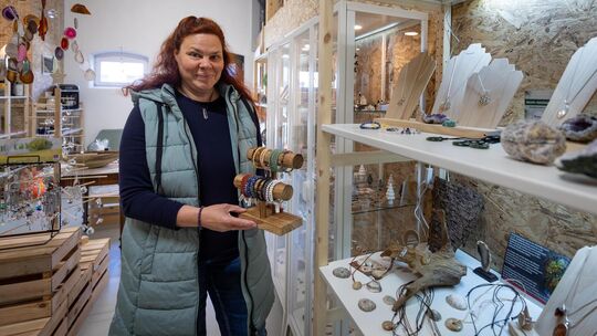 Annika Hepperle hat schon lange ein Faible für die „Schätze der Erde“, wie sie selbst sagt. Mit ihrem kleinen Laden in Ochsenwan Annika Hepperle hat schon lange ein Faible für die „Schätze der Erde“, wie sie selbst sagt. Mit ihrem kleinen Laden in Ochsenwan