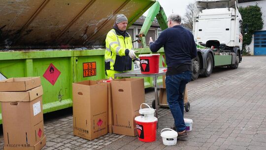 Farbeimer, Kanister und Chemikalien werden bei den Mitarbeitern abgegeben und vor Ort sortiert. Foto: Jule Störk Farbeimer, Kanister und Chemikalien werden bei den Mitarbeitern abgegeben und vor Ort sortiert. Foto: Jule Störk