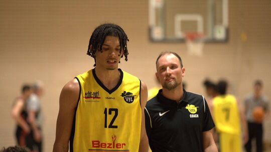 Auf dem Weg zu Platz zwei? Clarence Fansi (links) und VfL-Trainer Marco Wanzke. Foto: Thimo König