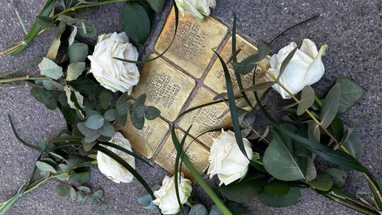 Sechs Stolpersteine erinnern jetzt am Ziegelwasen an Familie Vollweiler. Die Nachkommen haben weiße Rosen um die Steine gelegt.