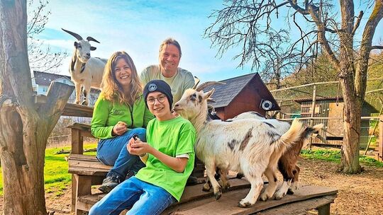 Tina und Thomas Löffler genießen in Reichenbach mit ihrem Sohn ihr kleines Paradies. Foto: Frederic Feicht