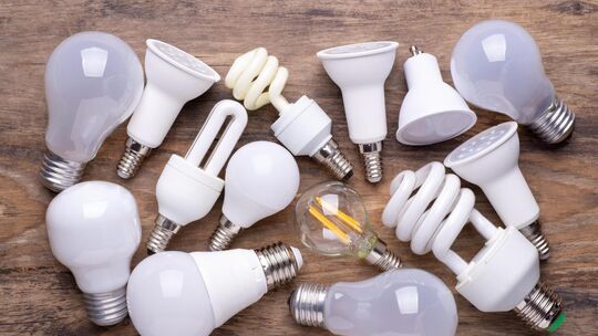 Wer LED-, Halogen- oder Energiesparlampe richtig entsorgt, schützt die Umwelt und hilft, wertvolle Rohstoffe zu recyceln. Foto: