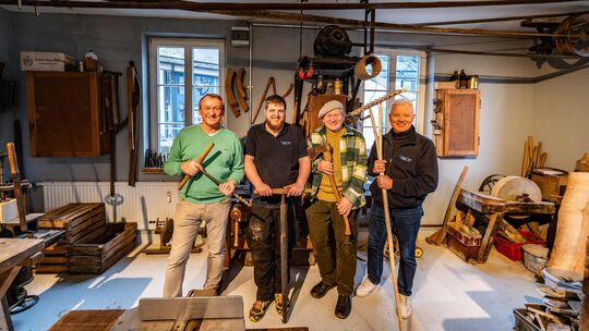 Sie eint die Begeisterung für die Wagnerwerkstatt (von links): Ulrich Widmann, der Enkel des letzten Betreibers der Wagnerei, Ti