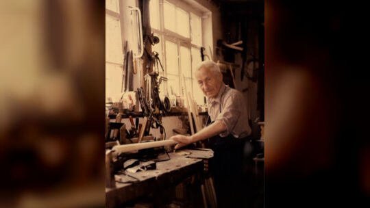 Gottlieb Eppel an seiner alten Wirkungsstätte in Oberlenningen. Er betrieb die Wagnerei bis 1987.