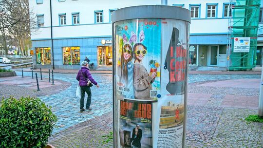 In den Litfaßsäulen machen Theaterplakate auch weiterhin neugierig auf Theater und andere Kultur. Fotos: Roberto Bulgrin In den Litfaßsäulen machen Theaterplakate auch weiterhin neugierig auf Theater und andere Kultur. Fotos: Roberto Bulgrin