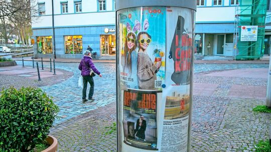 In den Litfaßsäulen machen Theaterplakate auch weiterhin neugierig auf Theater und andere Kultur. Fotos: Roberto Bulgrin