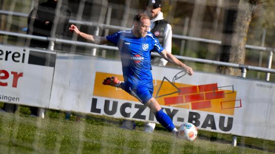 Die Jesinger Bezirksligakicker nehmen Maß - aufs Tor und den Klassenerhalt. Foto: Markus Brändli