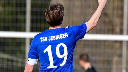 Daumen hoch: Timo Mader und die Jesinger wollen ihren Lauf fortsetzen. Foto: Markus Brändli