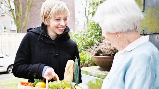 Ehrenamtliches Engagement kann ganz unterschiedlich aussehen: Beim Thema „Gesundheit und Pflege“ geht es um Hilfen für Menschen Ehrenamtliches Engagement kann ganz unterschiedlich aussehen: Beim Thema „Gesundheit und Pflege“ geht es um Hilfen für Menschen