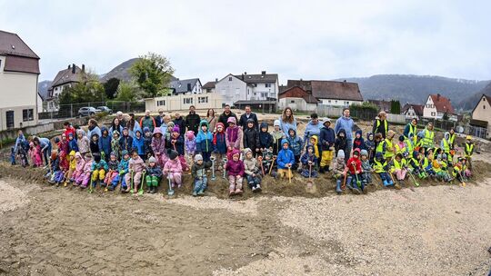 Die Kinder standen im Mittelpunkt beim Spatenstich der neuen Kita. Deshalb durften sie tatkräftig mit Hand anlegen. Foto: Markus