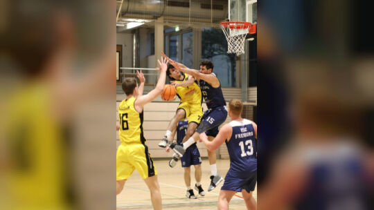Unter beiden Körben war die Partie umkämpft. Foto: Thimo König