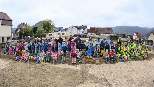 Die Kinder standen im Mittelpunkt beim Spatenstich der neuen Kita. Deshalb durften sie tatkräftig mit Hand anlegen. Foto: Markus