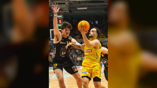 Nick Spinoso (links) und die Knights fanden gegen die Hagener um Marcus Graves über die gesamte Spielzeit kein Mittel. Foto: Jör