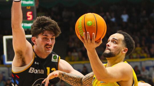 Nick Spinoso (links) und die Knights fanden gegen die Hagener um Marcus Graves über die gesamte Spielzeit kein Mittel. Foto: Jör