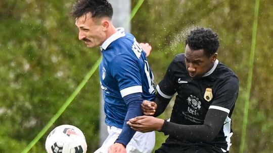 Das Duell zwischen Neidlingens Karl Muthmann (links) und Kirchheims Jeremy Sunda war sinnbildlich für das umkämpfte Spiel zwisch Das Duell zwischen Neidlingens Karl Muthmann (links) und Kirchheims Jeremy Sunda war sinnbildlich für das umkämpfte Spiel zwisch