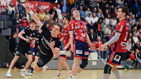 Ein Bild mit Symbolcharakter für ein einseitiges Derby: Während Robin Renz abzieht, können die Weilheimer nur zuschauen. Foto: M