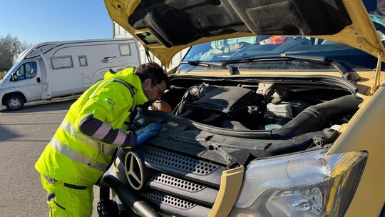 Konstantinos Satrazanis hatte bei diesem Sprinter nur noch die Möglichkeit, den Abschleppdienst zu rufen. Fotos: pr