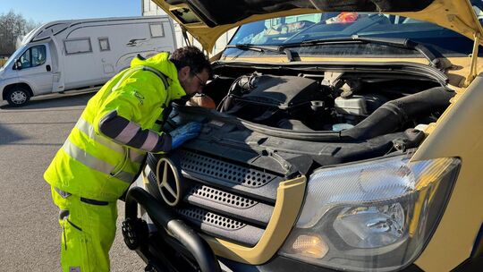 Konstantinos Satrazanis hatte bei diesem Sprinter nur noch die Möglichkeit, den Abschleppdienst zu rufen. Fotos: pr