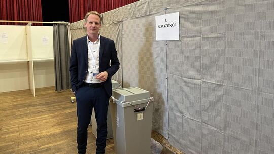 Matthias Hiller in einem ungarischen Wahllokal in seiner Eigenschaft als OSZE-Wahlbeobachter. Foto: pr Matthias Hiller in einem ungarischen Wahllokal in seiner Eigenschaft als OSZE-Wahlbeobachter. Foto: pr