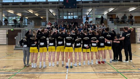 Die VfL-Korbjägerinnen feiern mit den Fans den Sieg über Möhringen. Foto: pr