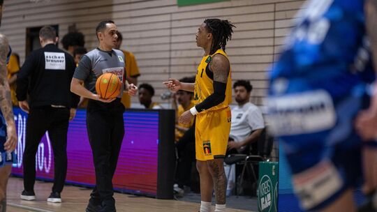 Weniger Diskussionen auf dem Spielfeld: Knights-Spielmacher Phillipp Russell (rechts) wird häufiger zur Reizfigur – auch für Kir