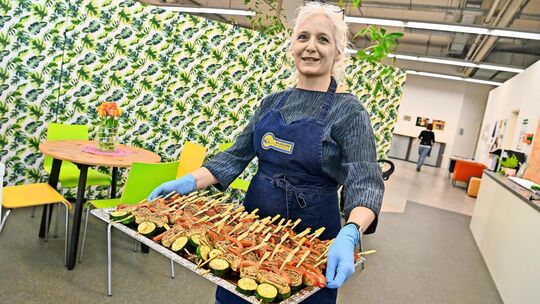 Maultaschen am Spieß: Viola Stocker serviert den schwäbischen Klassiker mal anders. Foto: Roberto Bulgrin