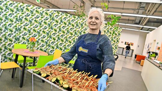 Maultaschen am Spieß: Viola Stocker serviert den schwäbischen Klassiker mal anders. Foto: Roberto Bulgrin Maultaschen am Spieß: Viola Stocker serviert den schwäbischen Klassiker mal anders. Foto: Roberto Bulgrin
