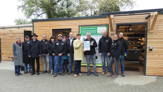 Bei der Übergabe der Leader-Plakette vor dem neuen Genussmarkt versammelten sich Bürgermeister Daniel Gluiber, Marion Leuze-Mohr