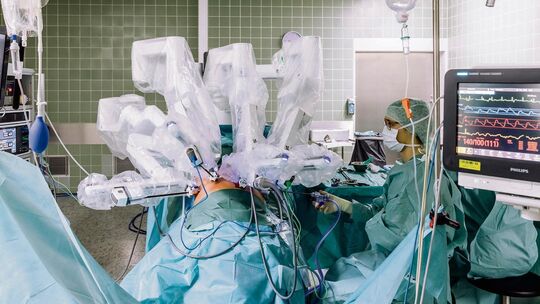 Die Patientenversorgung in Kliniken ist abhängig von Hochtechnologie und funktionierender Datentechnik. Damit zählen Versorgungs Die Patientenversorgung in Kliniken ist abhängig von Hochtechnologie und funktionierender Datentechnik. Damit zählen Versorgungs