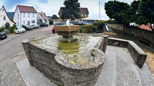 Der Brunnen am Rande des Rathausplatzes in Owen. Archivfoto: Markus Brändli
