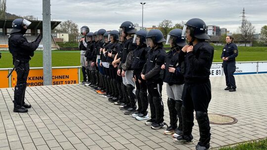 Um sich bewusst zu werden, wie viel Gewicht eine polizeiliche Schutzmontur hat, durften die Jugendlichen einen Teil der Ausrüstu Um sich bewusst zu werden, wie viel Gewicht eine polizeiliche Schutzmontur hat, durften die Jugendlichen einen Teil der Ausrüstu