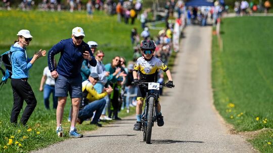 Beim Bergsprint unterm Reußenstein in Neidlingen kann die ganze Familie an den Start gehen.  Foto: Markus Brändli